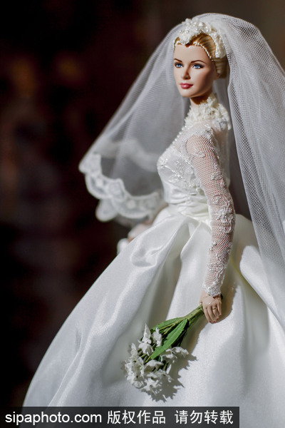 从梦露、赫本到威廉王子夫妇 这些造型逼真的芭比娃娃你能认出几个？
