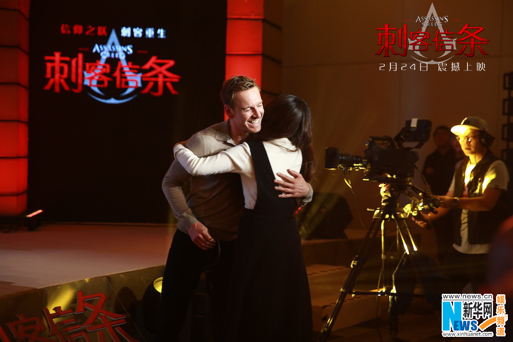 法鲨亮相刺客信条首映 品美食耍宝剑还原表情包