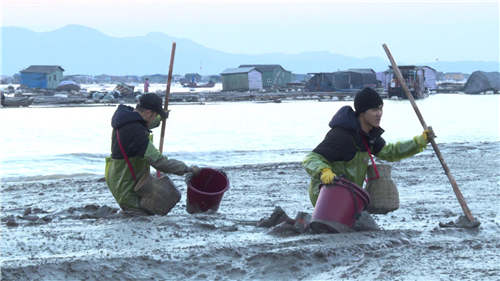 沙溢暖心慰问留守女孩 对方竟只关心儿子安吉