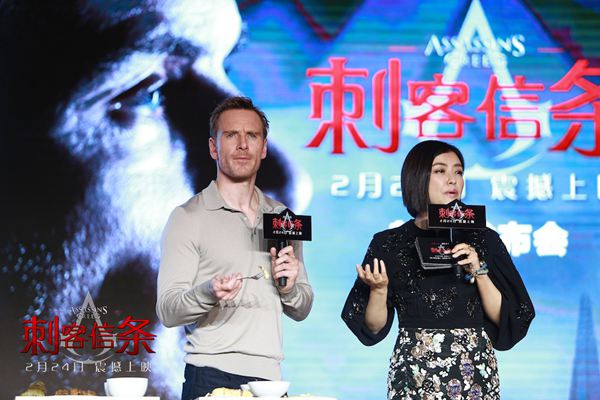 法鲨亮相《刺客信条》中国首映式品美食耍宝剑
