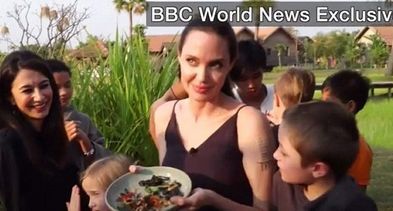 朱莉独自带孩子访问柬埔寨 大胆吃蜘蛛蝎子
