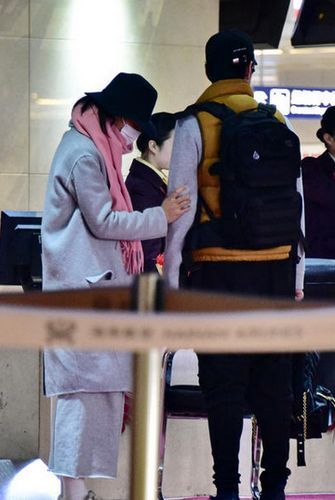 朱丹一脸倦容似身体不适 男友贴心帮其整理围脖