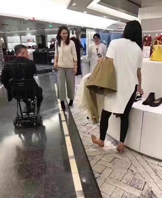 45岁黎姿巴黎扫货 老公坐轮椅相陪十分耐心