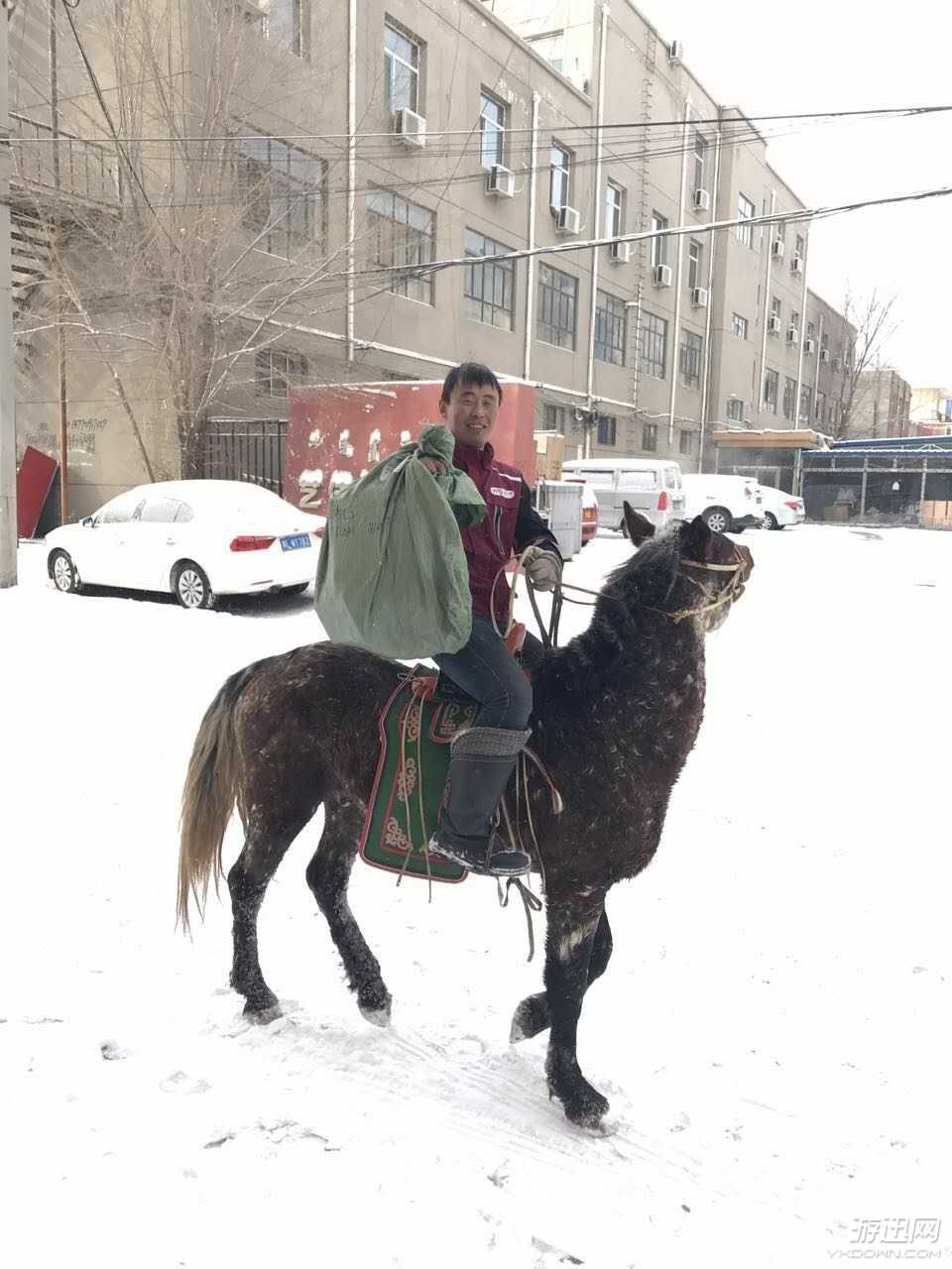 大雪封道路难行?呼和浩特敬业小哥雪天骑马