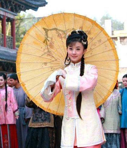 古装女星撑伞谁最美?赵丽颖清纯俏皮 刘诗诗惹人怜爱