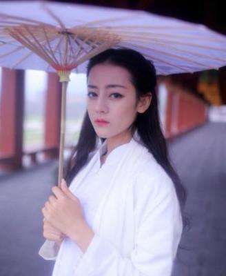 古装女星撑伞谁最美?赵丽颖清纯俏皮 刘诗诗惹人怜爱