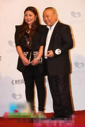 郭德纲老婆王慧现身机场 网友：这样的王慧很郭德纲