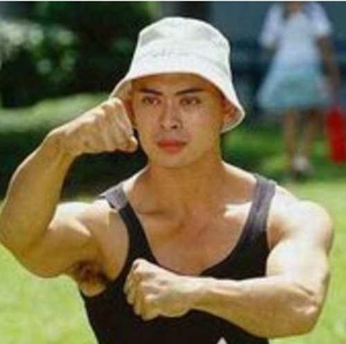 一部《力王》走红，如今爱情事业双丰收
