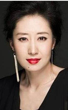 靳东师姐，四十岁一夜爆红，最感恩陈道明胡歌