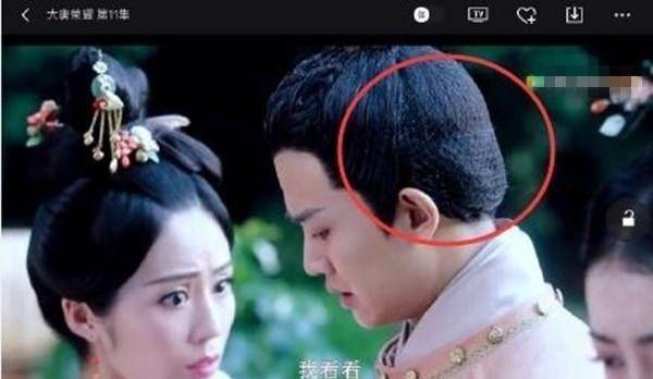 搞笑穿帮镜头：迪丽热巴的手机好牛