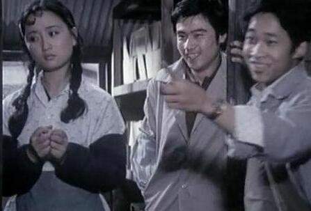 年少一夜成名，与丈夫大胆裸婚，至今生活幸福
