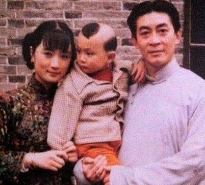 年少一夜成名，与丈夫大胆裸婚，至今生活幸福