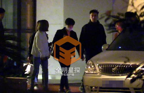 男神气场笼罩酒店，张艺兴现身粉丝欢呼簇拥