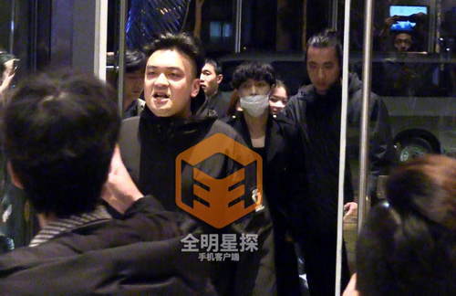 男神气场笼罩酒店，张艺兴现身粉丝欢呼簇拥