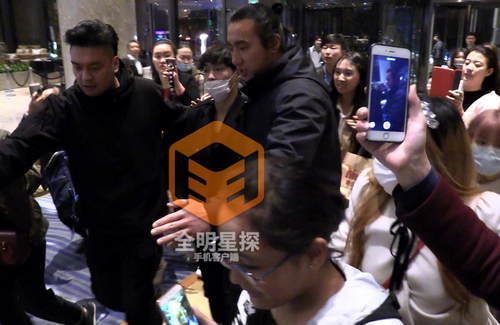 男神气场笼罩酒店，张艺兴现身粉丝欢呼簇拥
