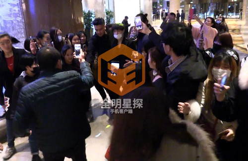 男神气场笼罩酒店，张艺兴现身粉丝欢呼簇拥