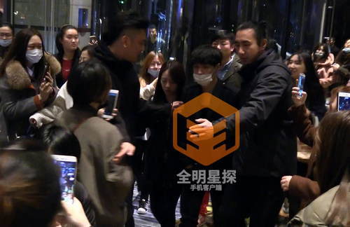 男神气场笼罩酒店，张艺兴现身粉丝欢呼簇拥