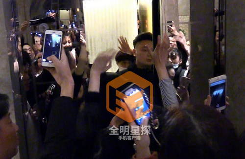 男神气场笼罩酒店，张艺兴现身粉丝欢呼簇拥