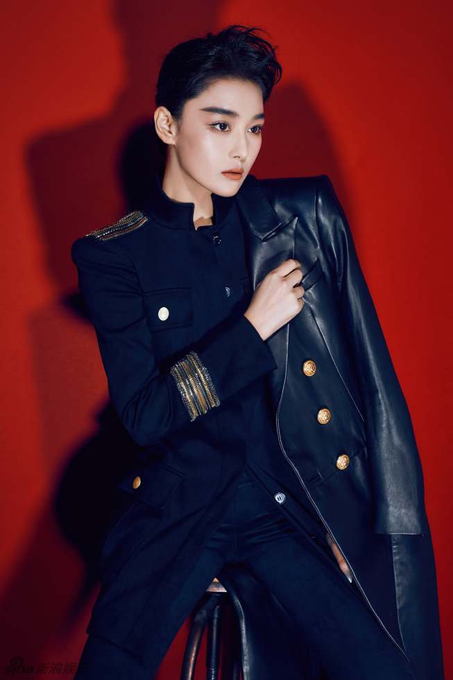 张馨予活动发生意外仍然淡定 专注表演