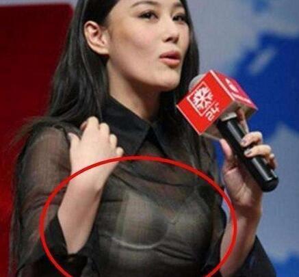 张馨予活动发生意外仍然淡定 专注表演