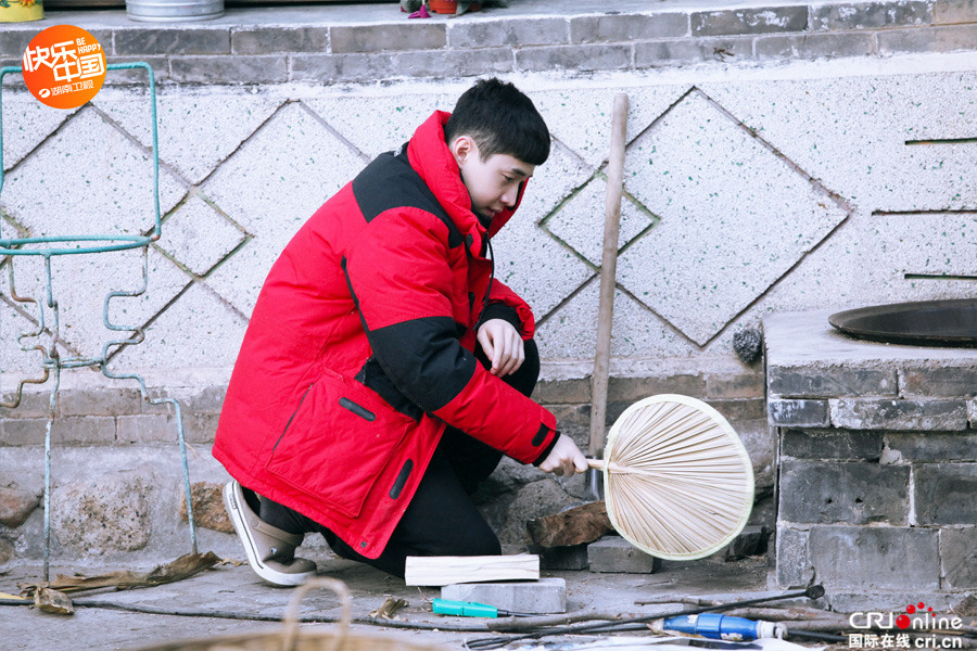 《向往的生活》黄磊带领众人搬石磨 谢依霖现劈柴神技