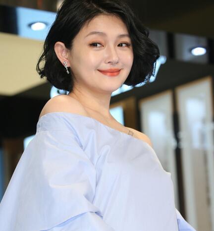 大S产后复出短发显熟女味 身材苗条吸睛力十足