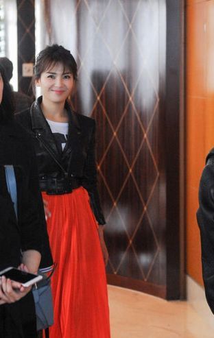 刘涛黑夹克配红裙 一秒变 锦鲤 [2]