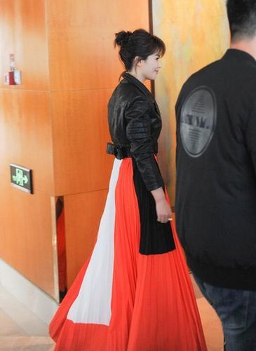 刘涛黑夹克配红裙 一秒变锦鲤[2]