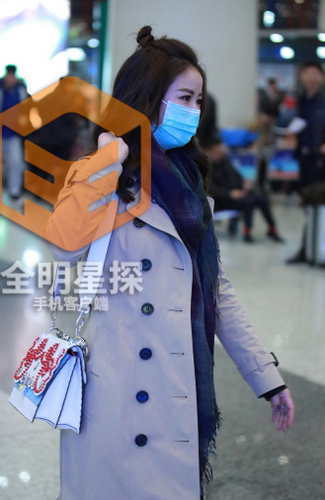 林心如现身北京机场 身上的这件大衣亮了[1]