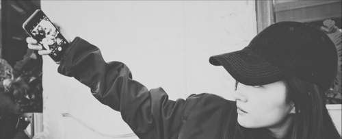 刘亦菲晒素颜“床照” 闭眼安静模样好动人