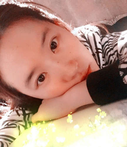 刘亦菲晒素颜“床照” 闭眼安静模样好动人