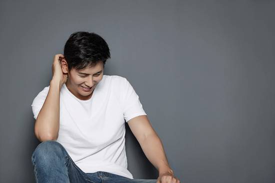 于晓光唱作演唱《两个字》 曾为张靓颖创作《我们说好的》