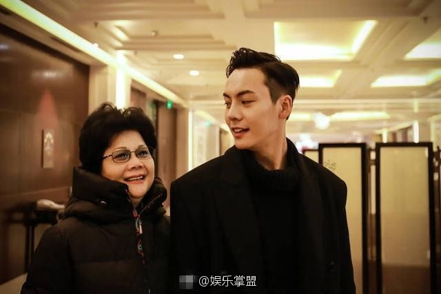 王俊凯易烊千玺林俊杰的妈妈们长这样！