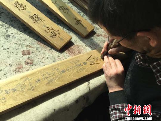 兰州民间艺人借木雕技艺复刻古老文字符号