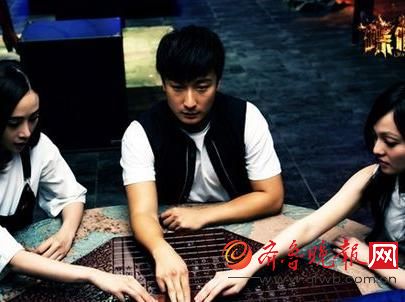 电影《碟仙诡谭2》剧情介绍：恋爱中的女人疑神疑鬼，迷失方向的女人疯狂如魔