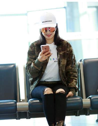宋茜潮范十足现身机场 玩手机不看路露娇笑[2