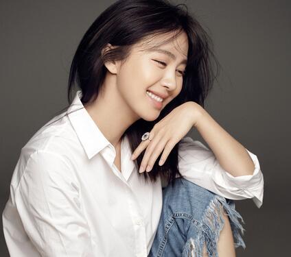 李菲儿清爽写真 衬衫配牛仔裤诠释经典蓝白搭
