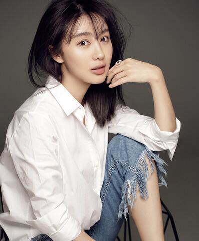 李菲儿清爽写真 衬衫配牛仔裤诠释经典蓝白搭