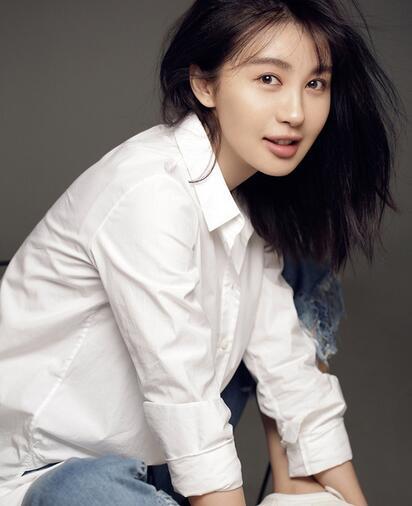 李菲儿清爽写真 衬衫配牛仔裤诠释经典蓝白搭