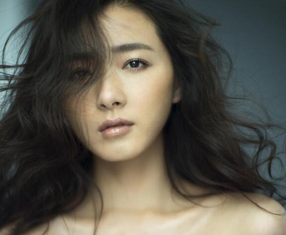 万茜干练短发变微卷长发 知性妩媚秀锁骨