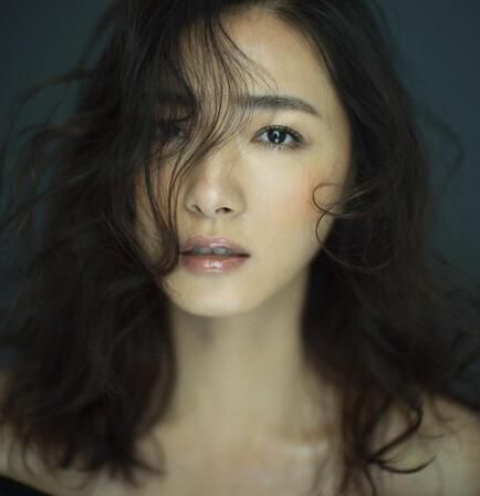 万茜干练短发变微卷长发 知性妩媚秀锁骨