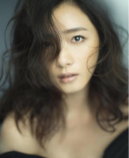 万茜干练短发变微卷长发 知性妩媚秀锁骨