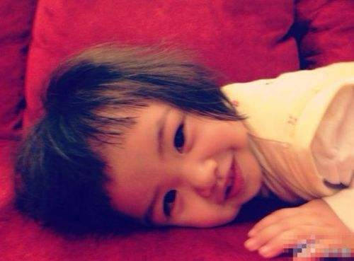 朱茵黄贯中女儿转眼5岁 长得像爸爸