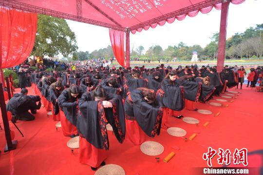 百位中外青年聚重庆 体验中华传统成人礼