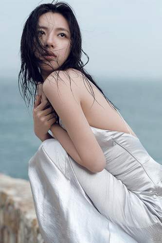 陈雅婷化身人鱼 素颜和大长腿美得不像话