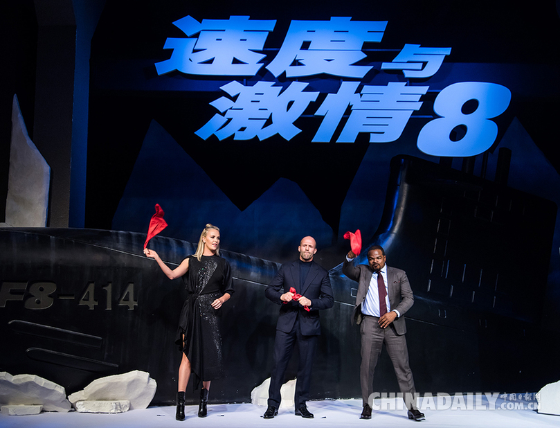《速度与激情8》中国发布会现场燃爆 塞隆跪地拥抱粉丝斯坦森盛赞李连杰