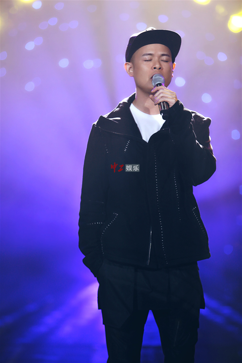 侧田重返《歌手》演唱蔡健雅《停格》 期望台上与观众互疗伤