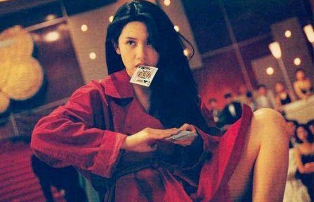 这些路人因为长得好看成为明星，最后一位堪称是人生赢家