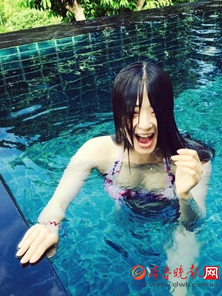 女星泳池素颜照，杨幂皮肤紧致，蒋欣却很惊悚！