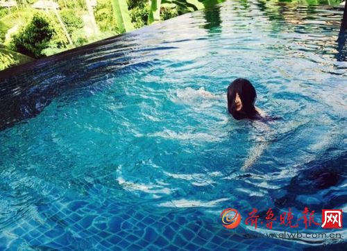女星泳池素颜照，杨幂皮肤紧致，蒋欣却很惊悚！